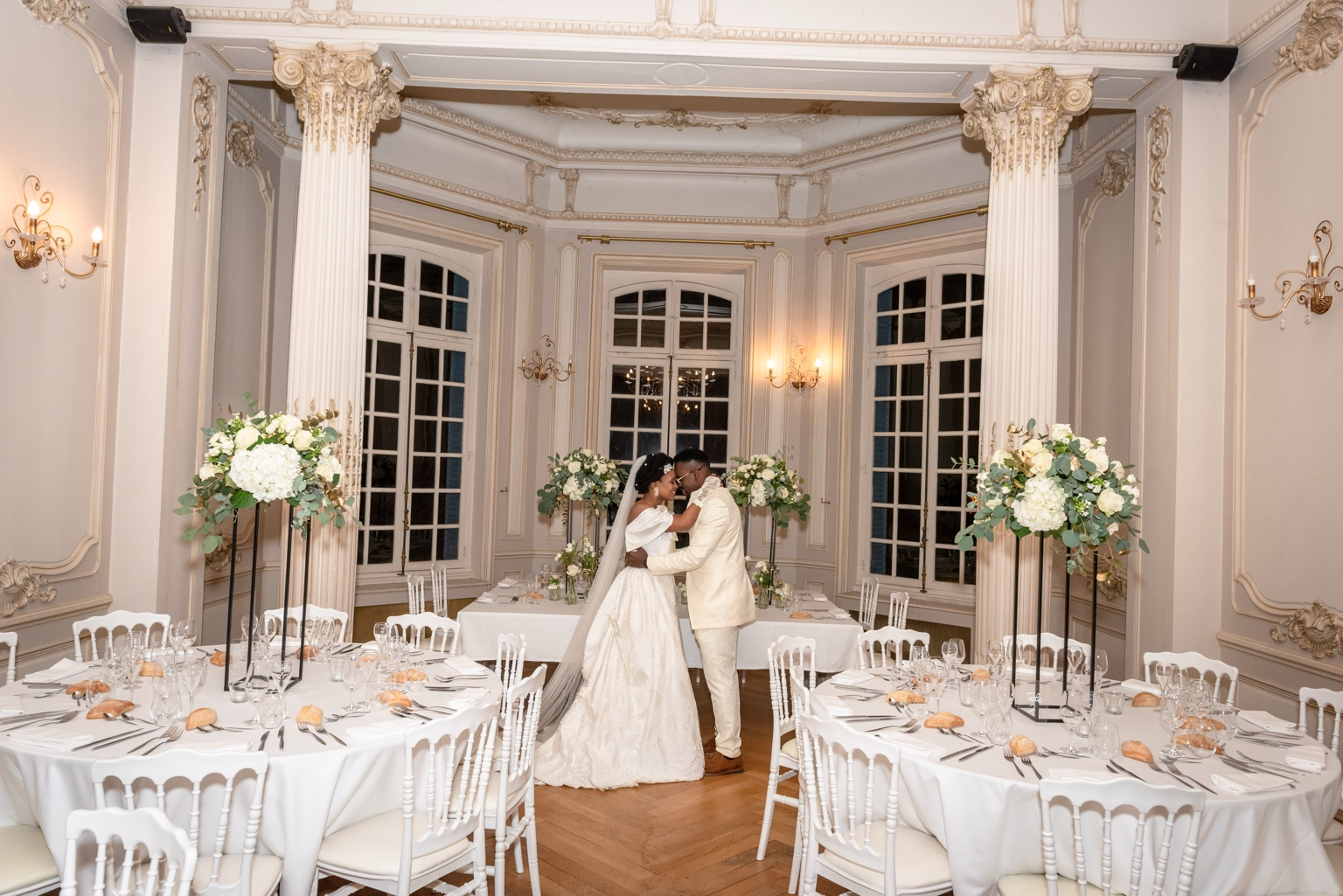 Couple de mariés dans une salle de réception élégante